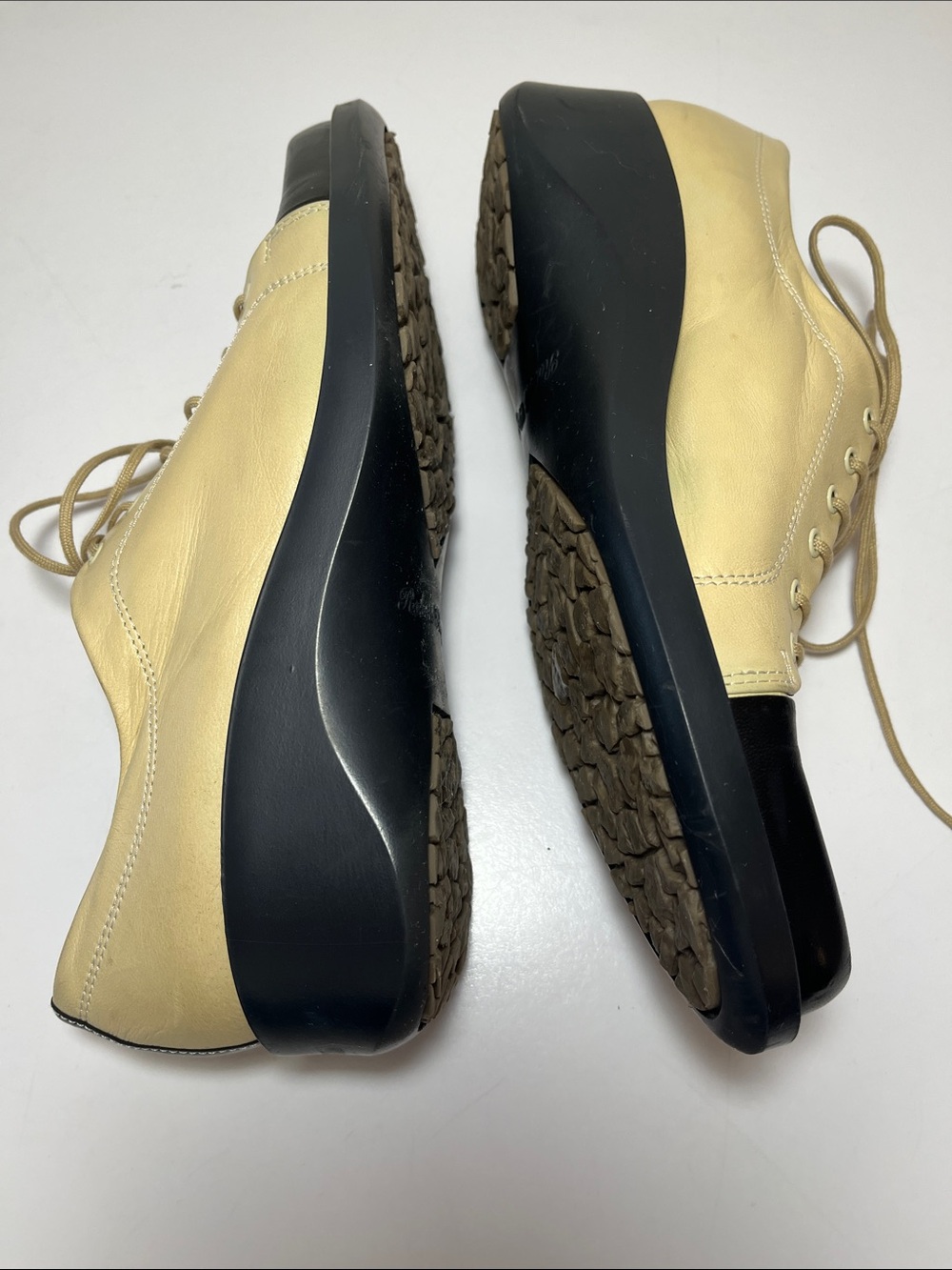 Robert Clergerie Vintage Womens Oxfords, size 8, cream & black spectator wedge - Picture 3 of 10